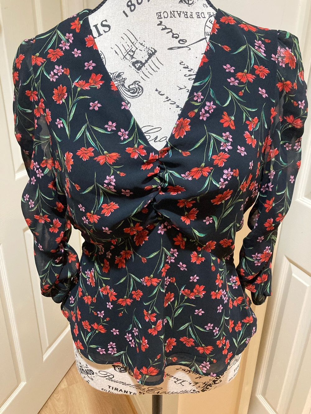 Banana Republic Black Floral Twist-Front V-Neck Blouse Size Small